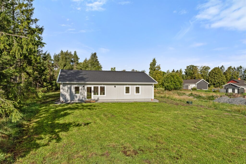 Omläggning av betongpannor på vIlla. Gustavsberg Mörtnäs Värmdö