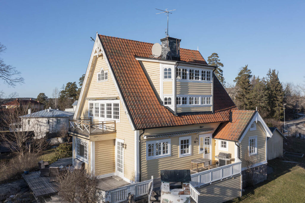 Tvättning av påväxt & mossa på huspanel. Tallkrogen Svedmyra, Stockholm
