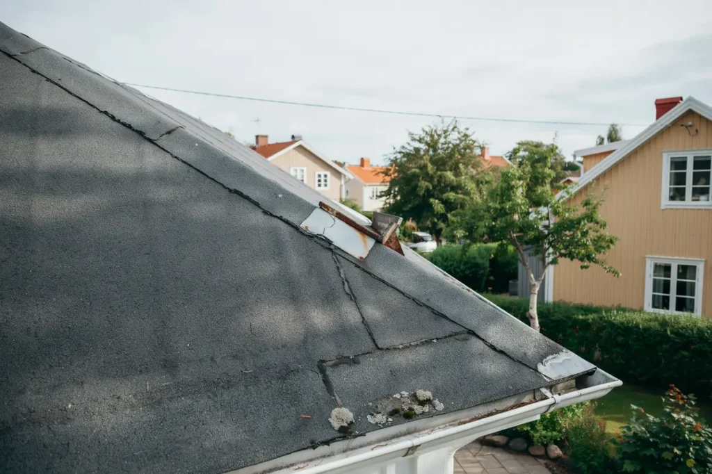 juli p taket s uppt cker du uv skador och torksprickor innan sensommarens regn